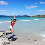 Kayoko Everhart saltando en la playa