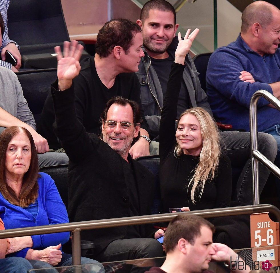 Ashley Olsen y Richard Sachs saludando en el partido New York-Brooklyn