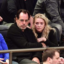 Ashley Olsen junto a su novio Richard Sachs viendo un partido de baloncesto