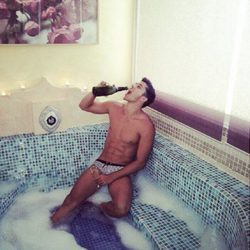 Yera Fontes ('MyHyV') bebiendo en un jacuzzi