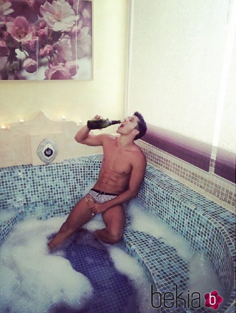 Yera Fontes ('MyHyV') bebiendo en un jacuzzi