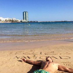 El tronista ('MYHYV) Yera Fontes en la playa