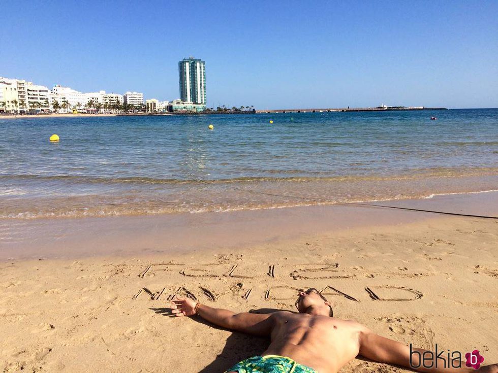 El tronista ('MYHYV) Yera Fontes en la playa