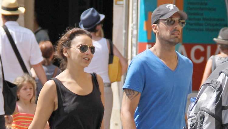 Chenoa y Javier Arpa pasean por las calles de Mallorca