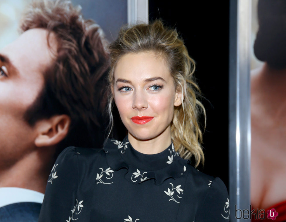 Vanessa Kirby posa sonriente