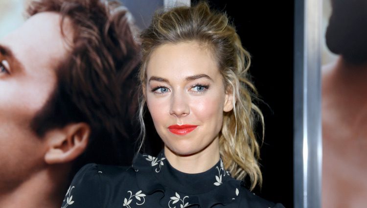 Vanessa Kirby posa sonriente