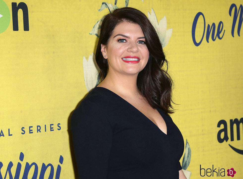 Casey Wilson posa sonriente