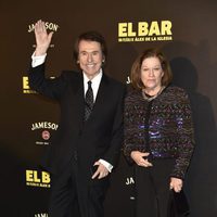 Raphael y Natalia Figueroa en la presentación de la película 'El Bar' en los cines Callao de Madrid