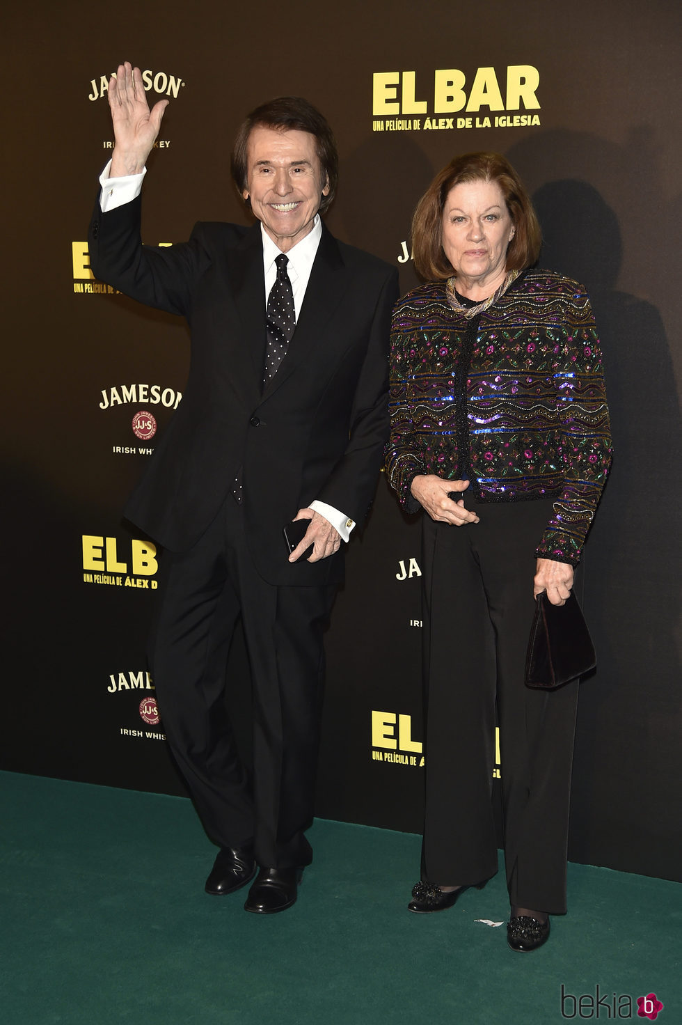 Raphael y Natalia Figueroa en la presentación de la película 'El Bar' en los cines Callao de Madrid