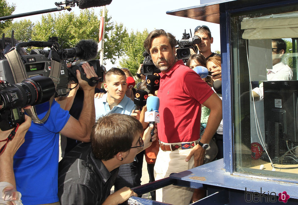 Álvaro Ruiz-Mateos saliendo de la comisaría de Pozuelo de Alarcón