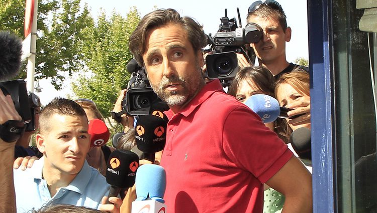 Álvaro Ruiz-Mateos saliendo de la comisaría de Pozuelo de Alarcón