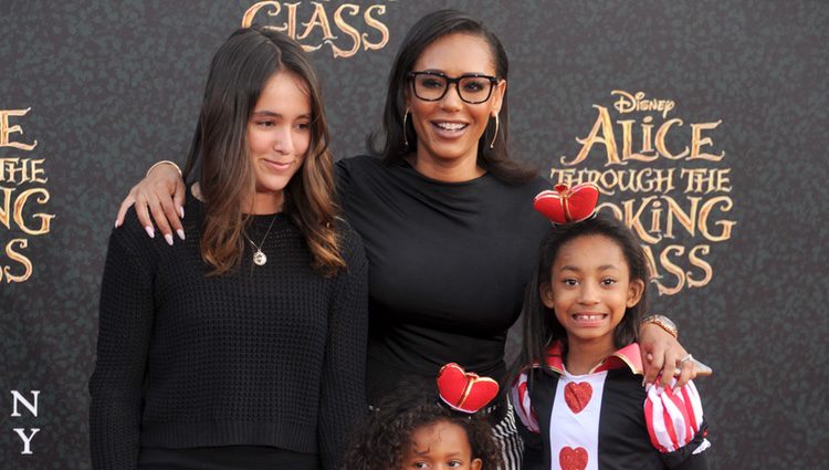 Mel B y sus hijas en la premiere de 'Alicia a través del espejo'