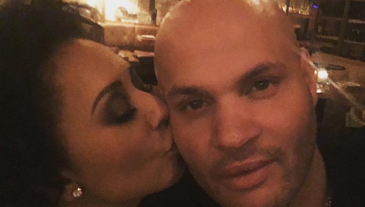 Mel B besando tiernamente a su marido Stephen Belafonte