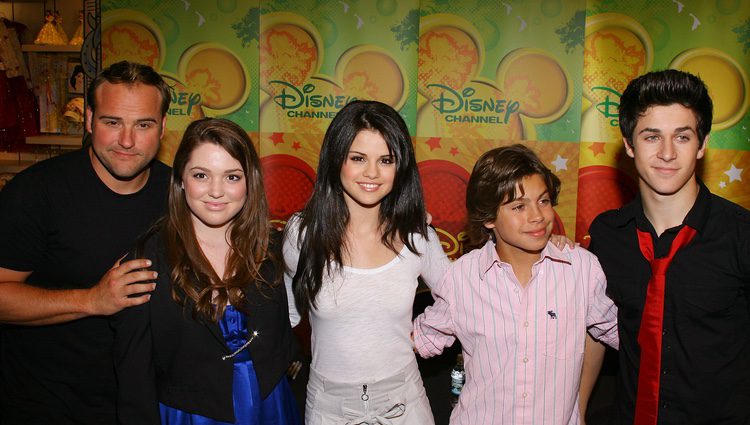 Los actores de la serie 'Los magos de Waverly Place' visitando the World of Disney