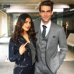 Priyanka Chopra y Jon Kortajarena posando en el set de rodaje de segunda temporada de 'Quantico'