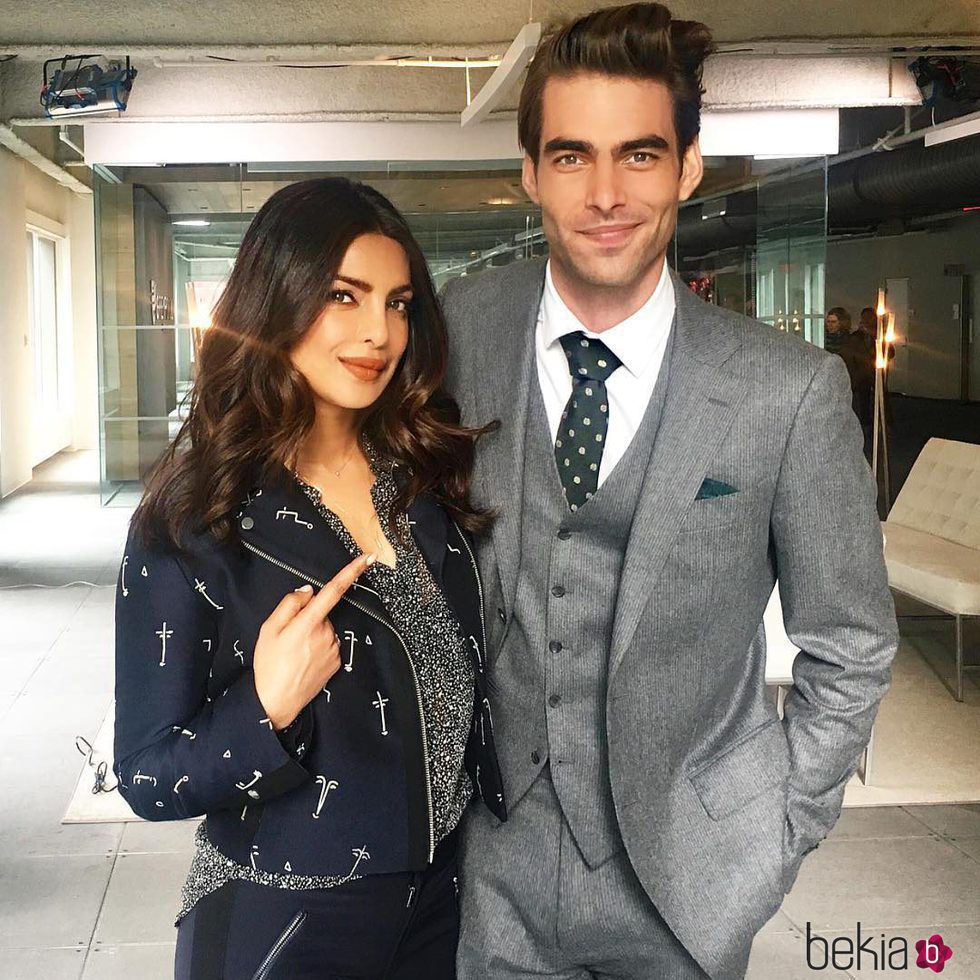 Priyanka Chopra y Jon Kortajarena posando en el set de rodaje de segunda temporada de 'Quantico'