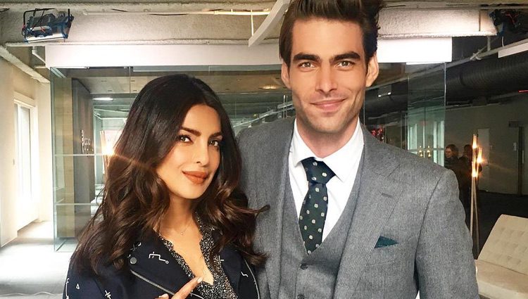 Priyanka Chopra y Jon Kortajarena posando en el set de rodaje de segunda temporada de 'Quantico'