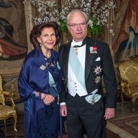 El Rey Carlos Gustavo y la Reina Silvia de Suecia en un acto oficial en el Palacio Real de Estocolmo