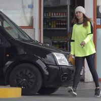 Lara Álvarez en una gasolinera