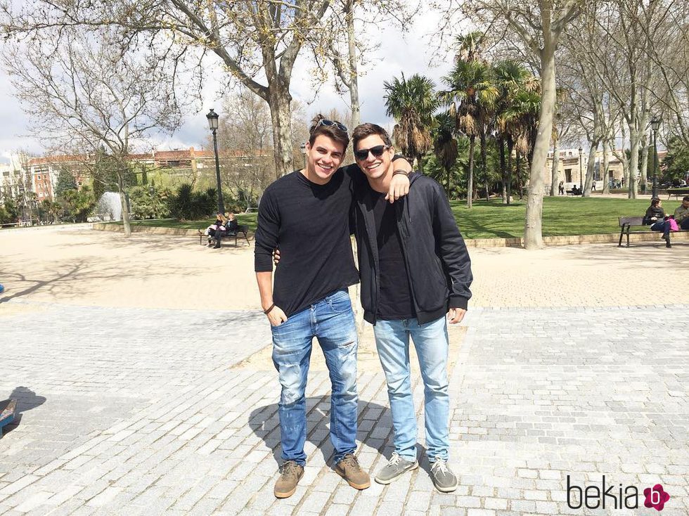 Antonio y Manoel Rafaski posando juntos en el Templo de Debod