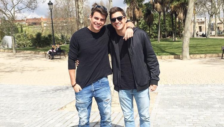 Antonio y Manoel Rafaski posando juntos en el Templo de Debod