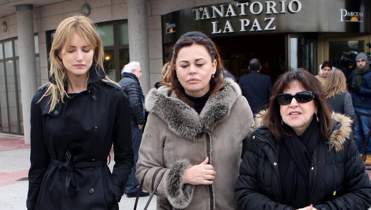 Alba Carrillo, Teresa Bueyes y Loles León en la capilla ardiente de Paloma Gómez Borrero