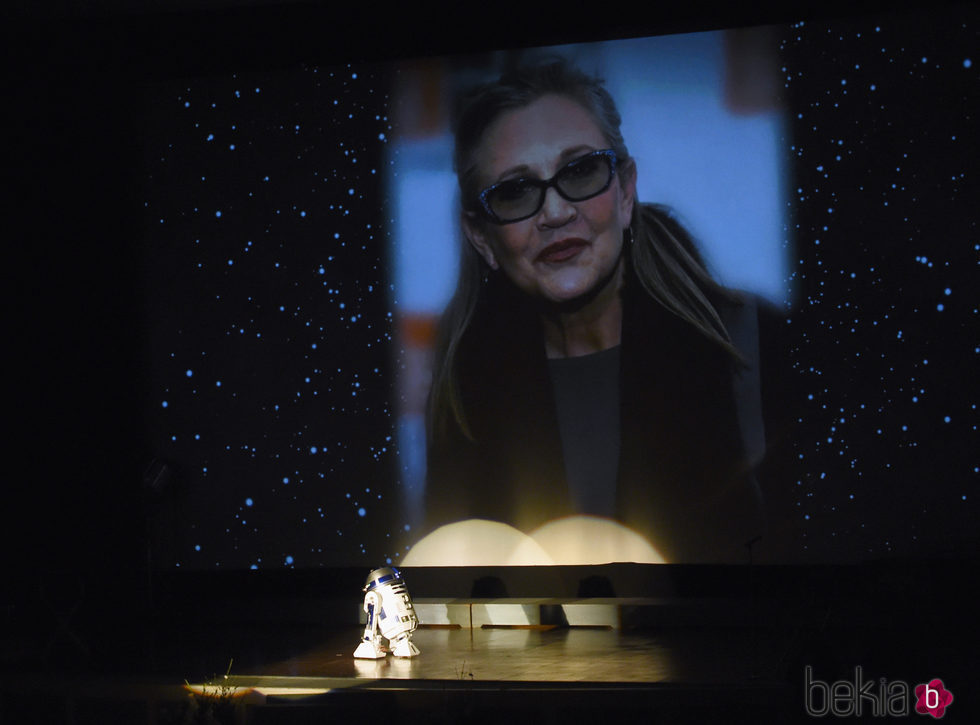 R2D2 despidiéndose de Carrie Fisher