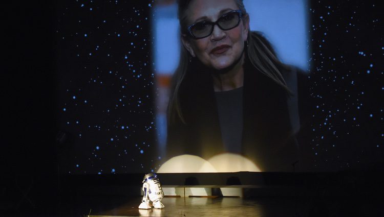 R2D2 despidiéndose de Carrie Fisher