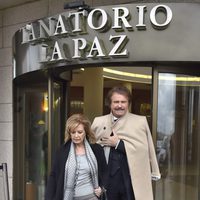 María Teresa Campos y Bigote Arrocet en la capilla ardiente de Paloma Gómez Borrero