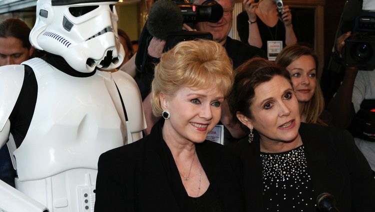 Carrie Fisher junto a Debbie Reynolds