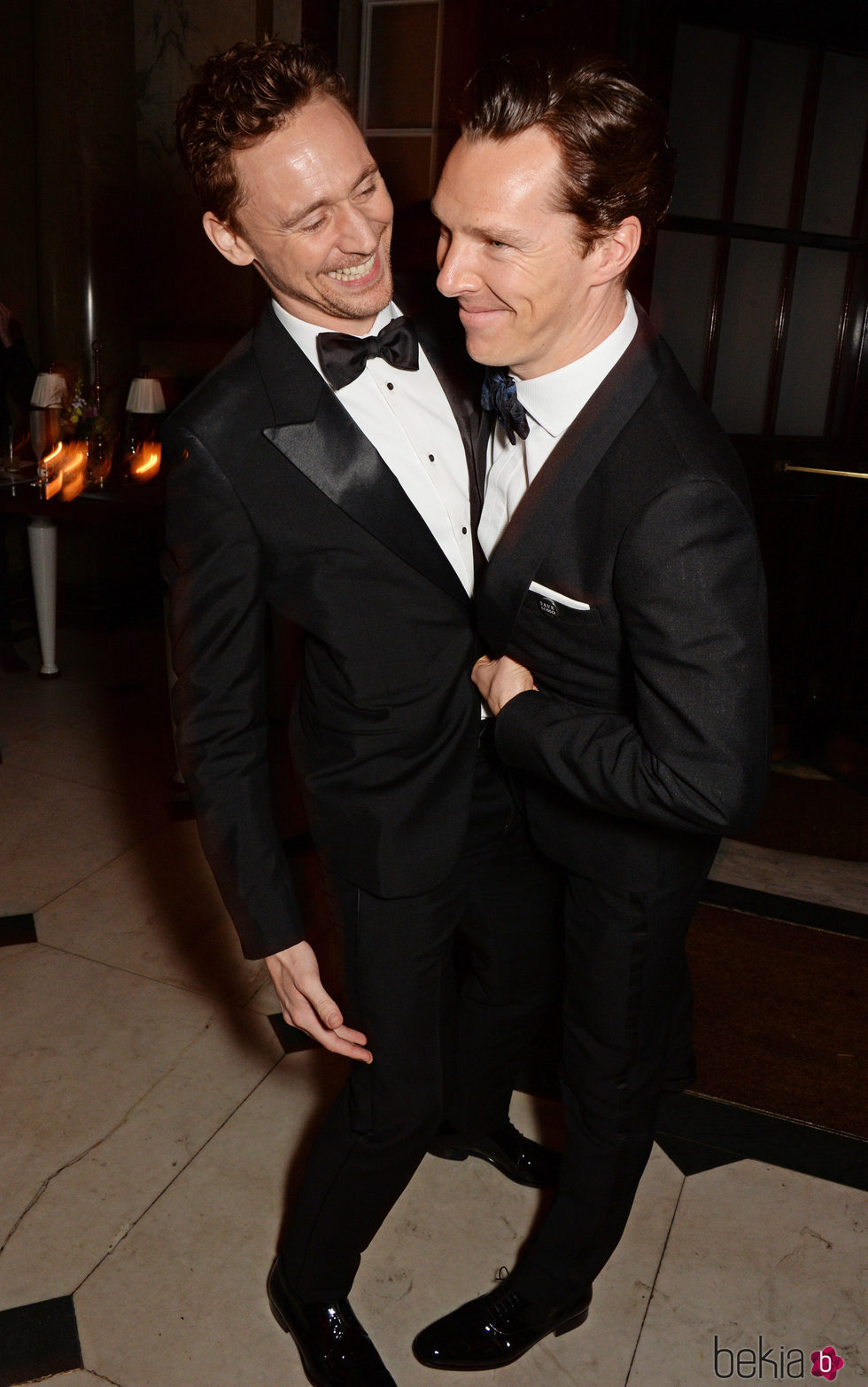 Tom Hiddleston y Benedict Cumberbatch bromeando