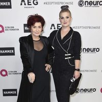 Sharon Easy y Kelly Osbourne en la fiesta del 70 cumpleaños de Elton John