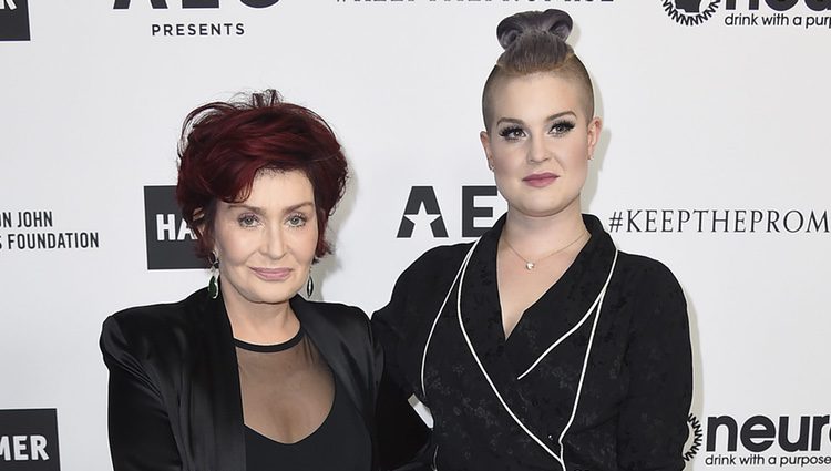 Sharon Easy y Kelly Osbourne en la fiesta del 70 cumpleaños de Elton John