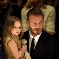 David Beckham junto a su hija Harper en el desfile de Burberry