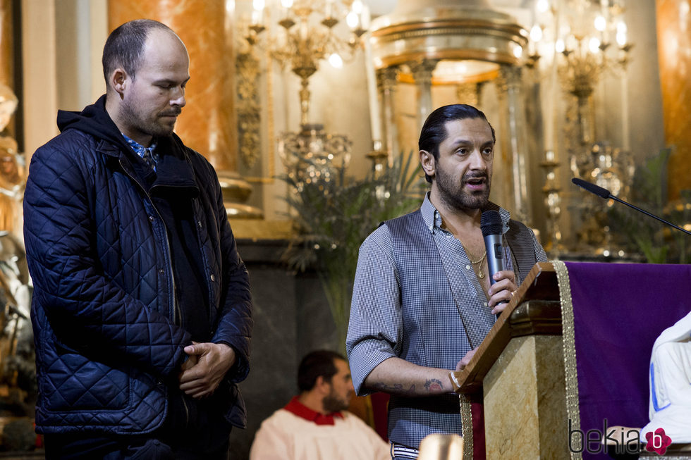 Rafael Amargo diciendo unas palabras en la misa funeral en homenaje a Pablo Ráez