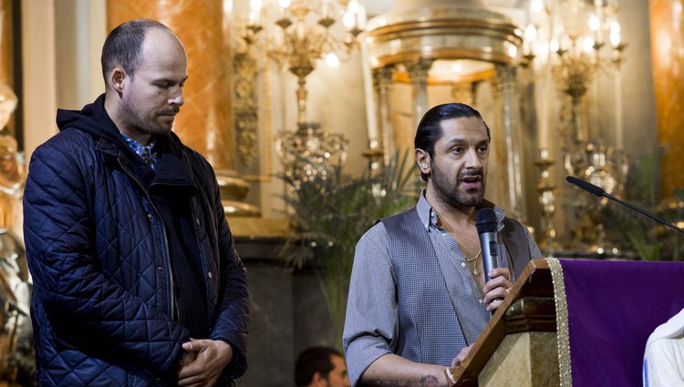 Rafael Amargo diciendo unas palabras en la misa funeral en homenaje a Pablo Ráez