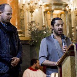 Rafael Amargo diciendo unas palabras en la misa funeral en homenaje a Pablo Ráez