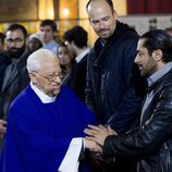 Rafael Amargo y Olfo Bosé con el padre Ángel en la misa funeral en homenaje a Pablo Ráez