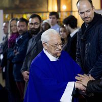 Rafael Amargo y Olfo Bosé con el padre Ángel en la misa funeral en homenaje a Pablo Ráez