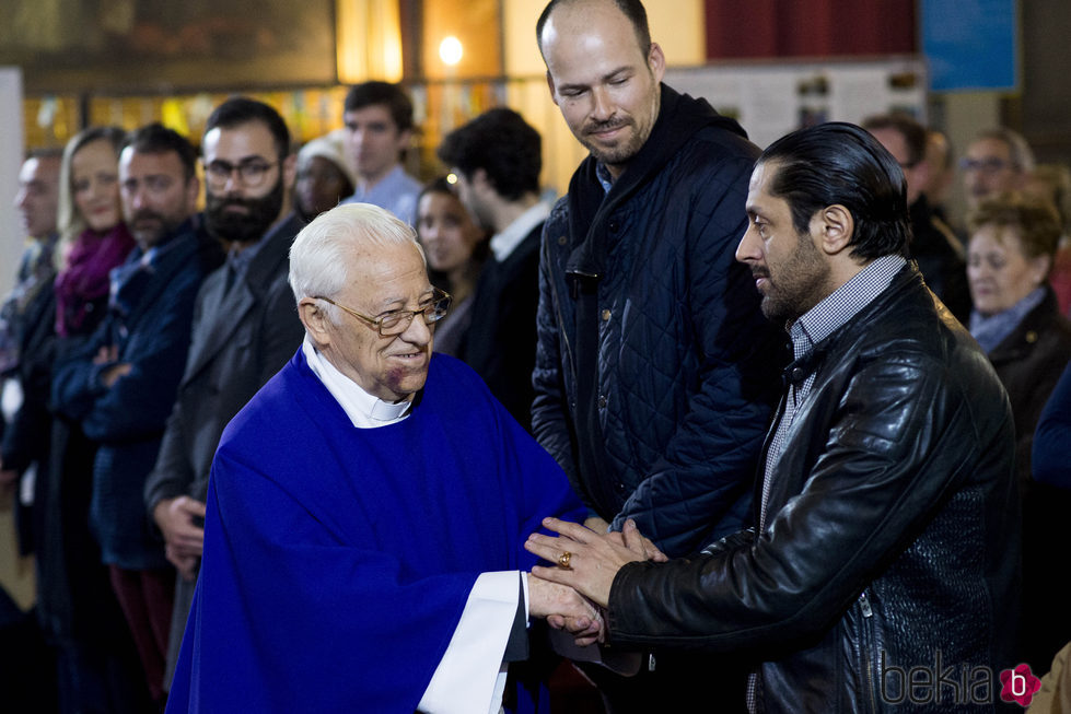 Rafael Amargo y Olfo Bosé con el padre Ángel en la misa funeral en homenaje a Pablo Ráez