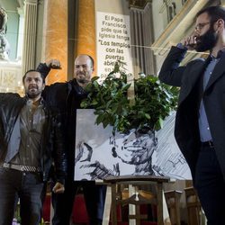 Rafael Amargo, Olfo Bosé y Jorge Lucas con el típico gesto que hacía Pablo Ráez en su misa funeral