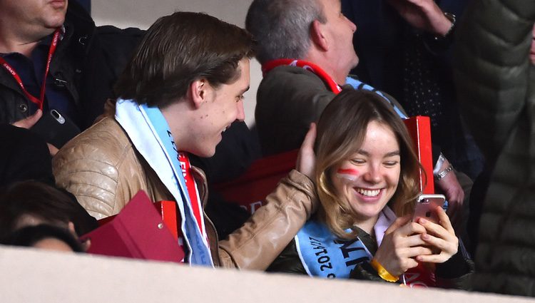 La Princesa Alexandra de Hannover y su novio Ben-Sylvester en un partido de la Champions