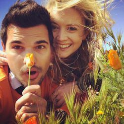 Taylor Lautner posa feliz junto a Billie Lourd