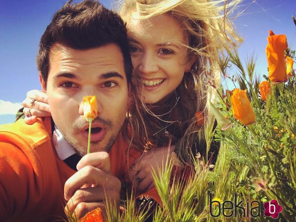 Taylor Lautner posa feliz junto a Billie Lourd