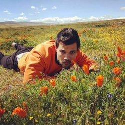 Taylor Lautner rodeado de amapolas