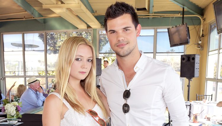 Billie Lourd junto a Taylor Lautner