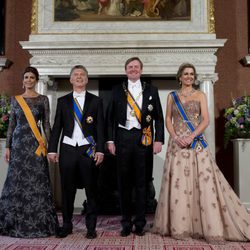 El rey Guillermo, Máxima de Holanda, Juliana Awada y Mauricio Macri en una cena de gala