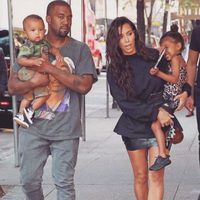 Kim Kardashian y Kanye West junto a sus hijos North y Saint West