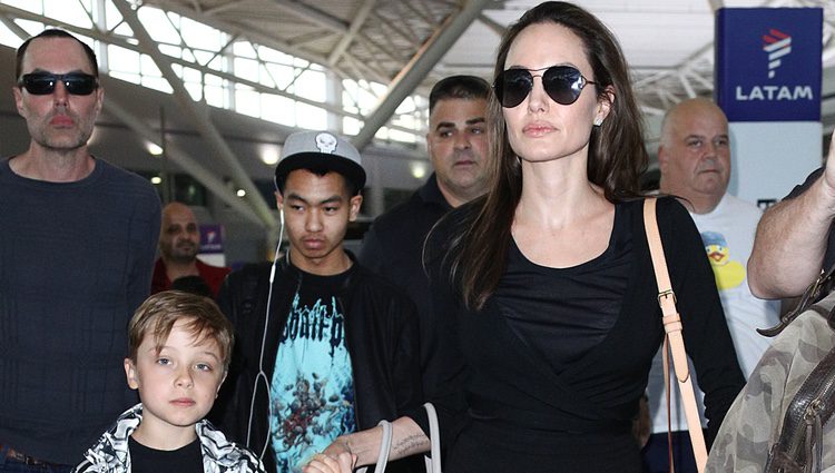 Angelina Jolie llegando al aeropuerto de Nueva York junto a sus hijos y su hermano