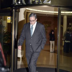 Carlos García Revenga en la capilla ardiente de Alicia de Borbón-Parma